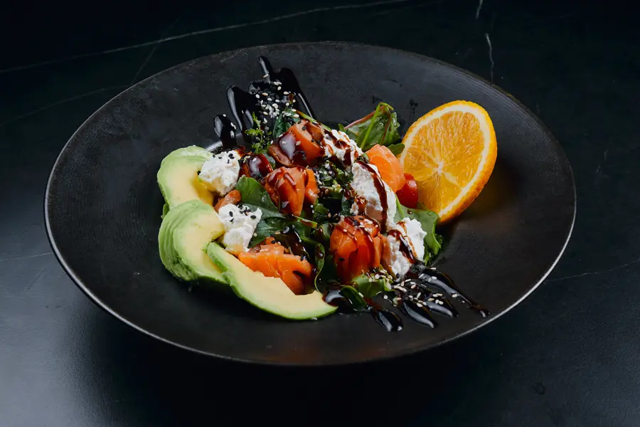 Salată cu somon și avocado